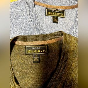 **EUC** 2 JoS A. Bank V-Neck Sweaters